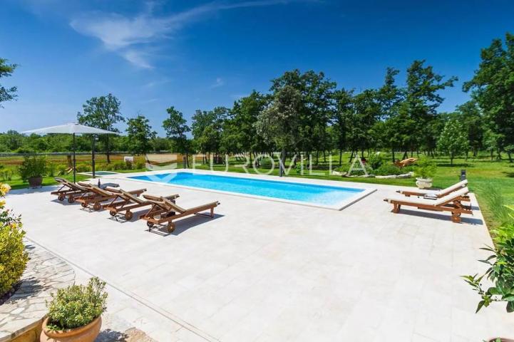 Istra, Bale, vila s bazenom na imanju od 30.000 m2 u osami