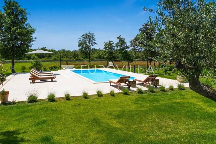 Istra, Bale, vila s bazenom na imanju od 30.000 m2 u osami
