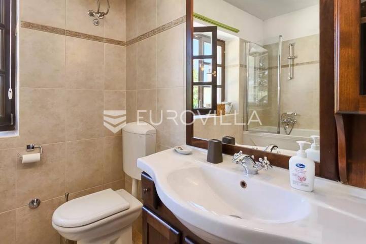 Istra, Bale, vila s bazenom na imanju od 30.000 m2 u osami