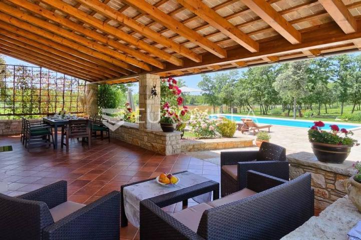 Istra, Bale, vila s bazenom na imanju od 30.000 m2 u osami