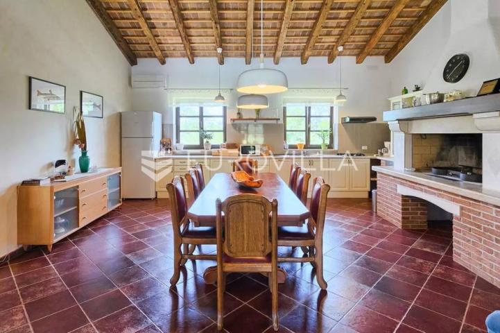 Istra, Bale, vila s bazenom na imanju od 30.000 m2 u osami