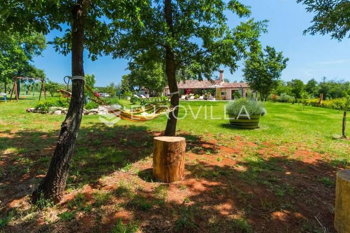 Istra, Bale, vila s bazenom na imanju od 30.000 m2 u osami