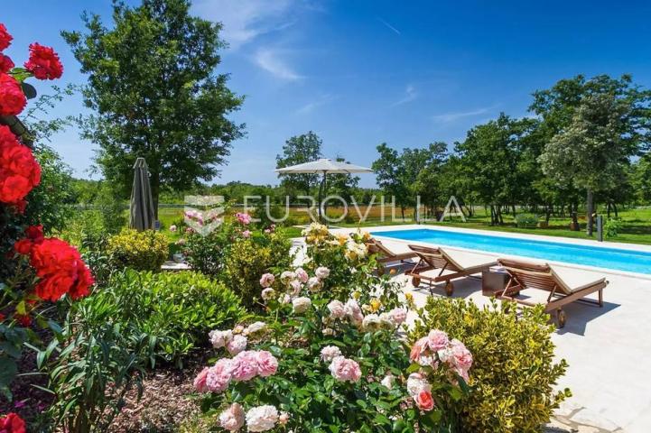 Istra, Bale, vila s bazenom na imanju od 30.000 m2 u osami