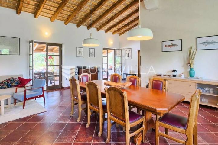 Istra, Bale, vila s bazenom na imanju od 30.000 m2 u osami