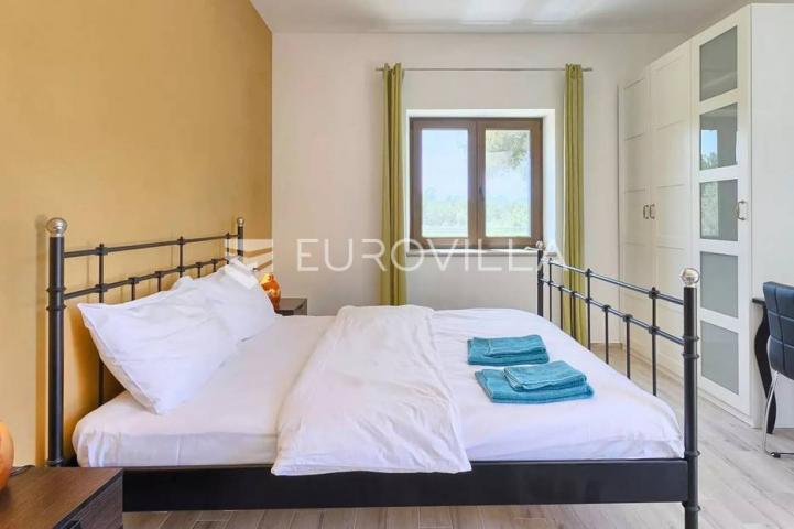 Istra, Bale, vila s bazenom na imanju od 30.000 m2 u osami