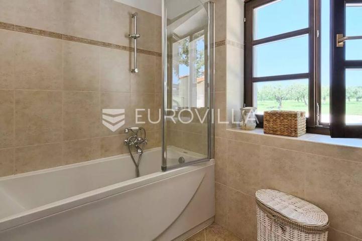 Istra, Bale, vila s bazenom na imanju od 30.000 m2 u osami