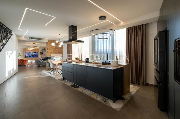 Opatija, prekrasan penthause 228 m² s besprijekornim pogledom