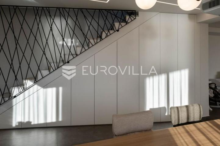 Opatija, prekrasan penthause 228 m² s besprijekornim pogledom