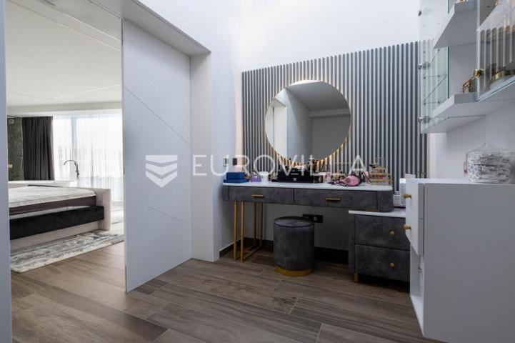 Opatija, prekrasan penthause 228 m² s besprijekornim pogledom
