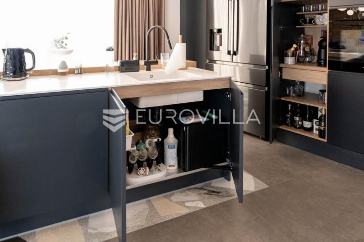 Opatija, prekrasan penthause 228 m² s besprijekornim pogledom