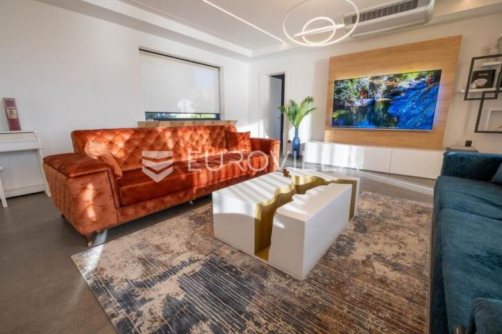 Opatija, prekrasan penthause 228 m² s besprijekornim pogledom