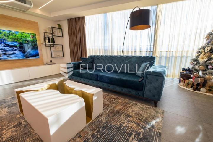 Opatija, prekrasan penthause 228 m² s besprijekornim pogledom
