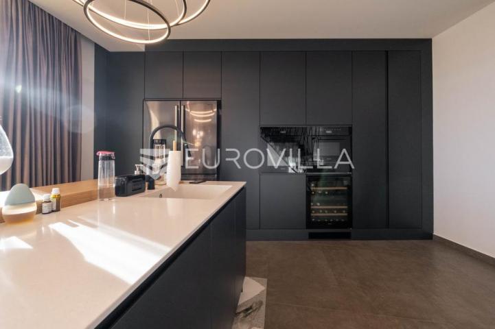 Opatija, prekrasan penthause 228 m² s besprijekornim pogledom