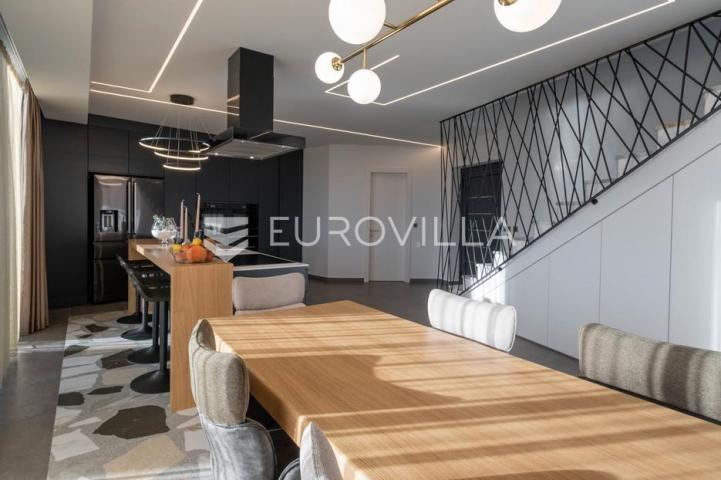 Opatija, prekrasan penthause 228 m² s besprijekornim pogledom