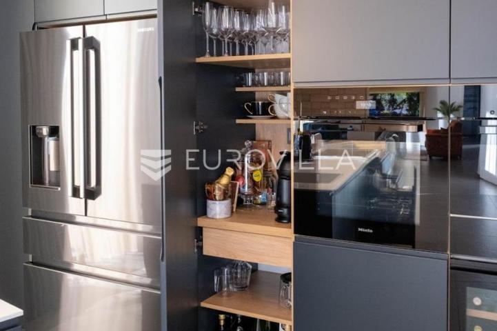 Opatija, prekrasan penthause 228 m² s besprijekornim pogledom