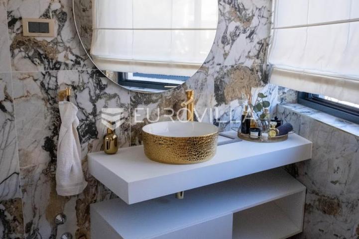 Opatija, prekrasan penthause 228 m² s besprijekornim pogledom