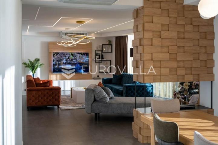 Opatija, prekrasan penthause 228 m² s besprijekornim pogledom