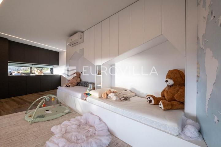 Opatija, prekrasan penthause 228 m² s besprijekornim pogledom