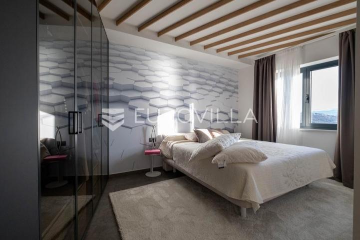 Opatija, prekrasan penthause 228 m² s besprijekornim pogledom
