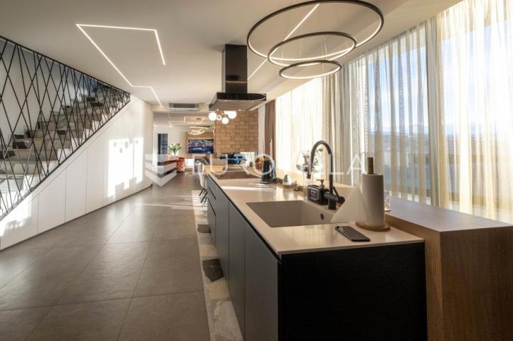 Opatija, prekrasan penthause 228 m² s besprijekornim pogledom