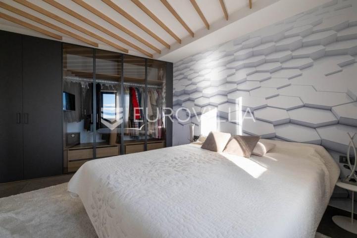Opatija, prekrasan penthause 228 m² s besprijekornim pogledom