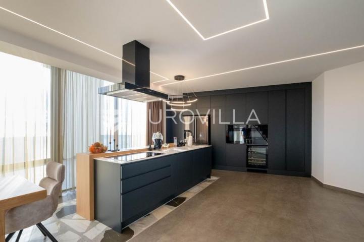Opatija, prekrasan penthause 228 m² s besprijekornim pogledom
