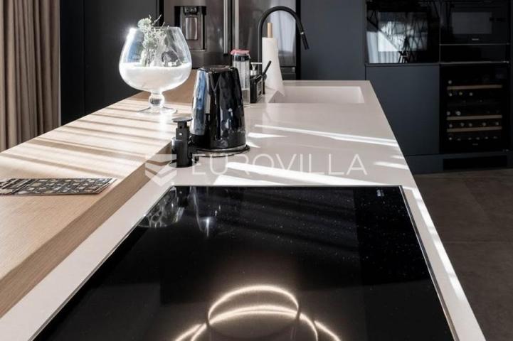 Opatija, prekrasan penthause 228 m² s besprijekornim pogledom