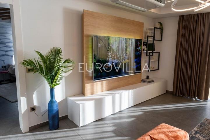 Opatija, prekrasan penthause 228 m² s besprijekornim pogledom