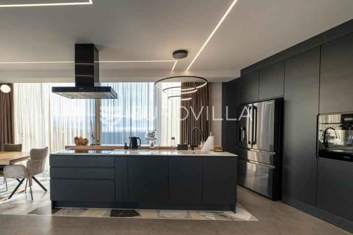 Opatija, prekrasan penthause 228 m² s besprijekornim pogledom