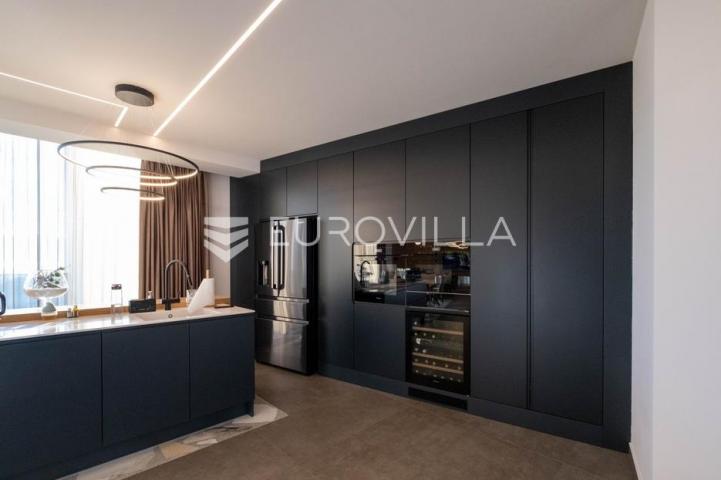 Opatija, prekrasan penthause 228 m² s besprijekornim pogledom