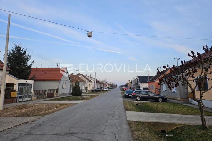 Čepin, Centar, dvojna kuća za rušenje na zemljištu od 2679 m², izlaz na dvije ulice