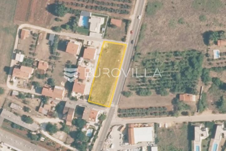 Istra, Novigrad, građevinsko zemljište 1.858 m2 stambene namjene