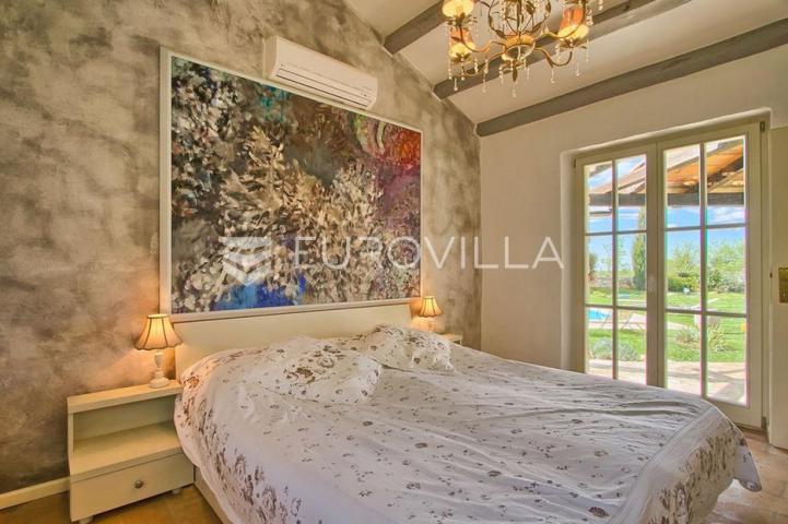 Istra, Tinjan, tradicionalna kamena villa s bazenom