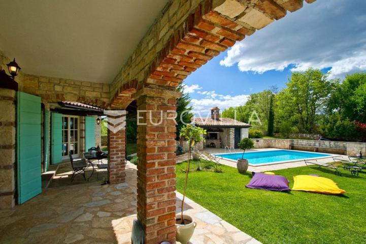 Istra, Tinjan, tradicionalna kamena villa s bazenom