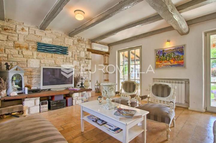 Istra, Tinjan, tradicionalna kamena villa s bazenom