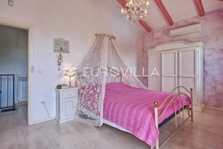 Istra, Tinjan, tradicionalna kamena villa s bazenom