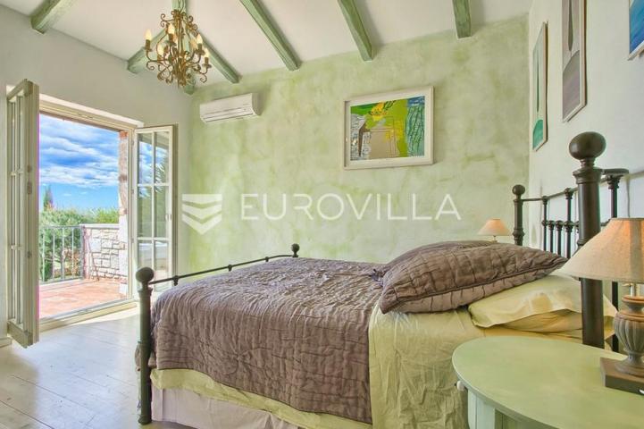 Istra, Tinjan, tradicionalna kamena villa s bazenom