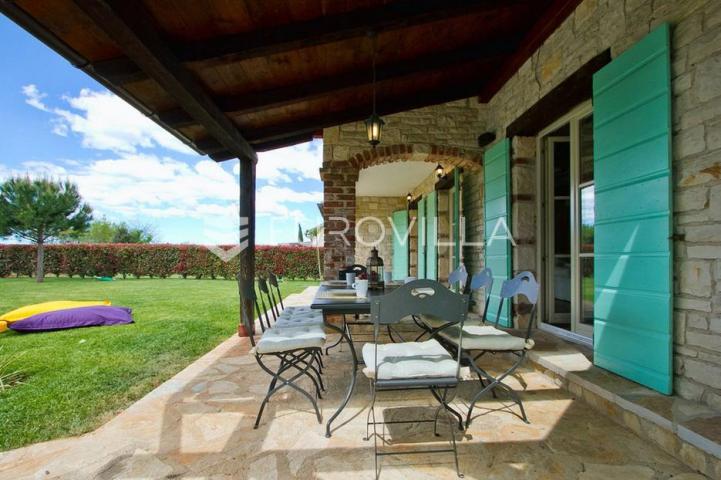 Istra, Tinjan, tradicionalna kamena villa s bazenom