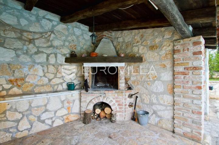 Istra, Tinjan, tradicionalna kamena villa s bazenom