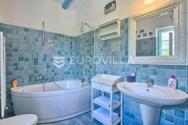 Istra, Tinjan, tradicionalna kamena villa s bazenom