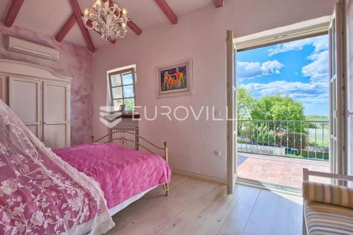 Istra, Tinjan, tradicionalna kamena villa s bazenom