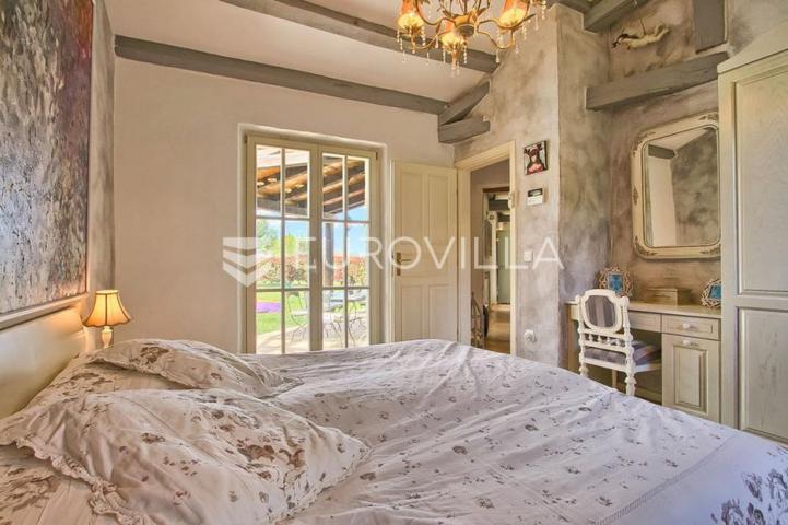Istra, Tinjan, tradicionalna kamena villa s bazenom