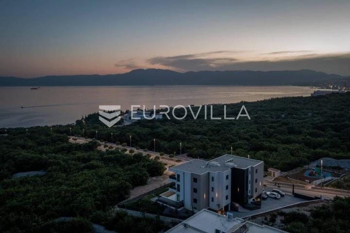 Kostrena, luksuzan četverosoban stan s privatnim bazenom NKP 134 m2
