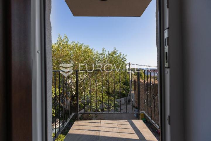 Krk, Milohnići, dvojna kamena kuća sa dvoetažnim trosobnim stanom 80 m²