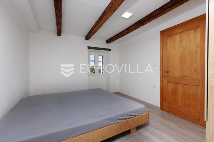 Krk, Milohnići, dvojna kamena kuća sa dvoetažnim trosobnim stanom 80 m²