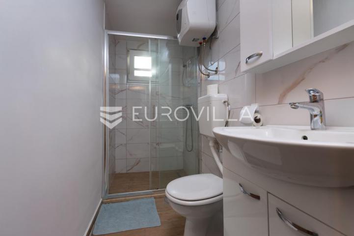 Krk, Milohnići, dvojna kamena kuća sa dvoetažnim trosobnim stanom 80 m²