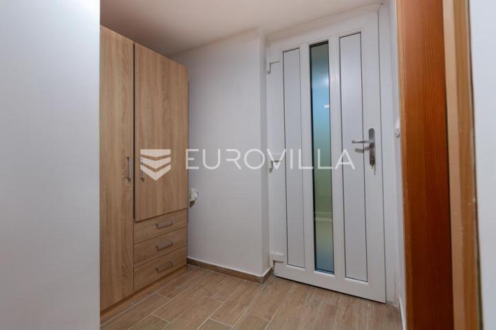 Krk, Milohnići, dvojna kamena kuća sa dvoetažnim trosobnim stanom 80 m²