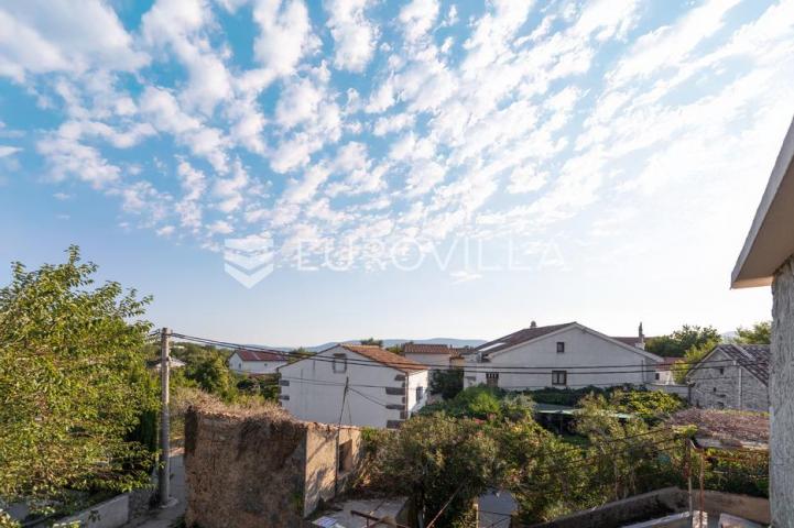Krk, Milohnići, dvojna kamena kuća sa dvoetažnim trosobnim stanom 80 m²
