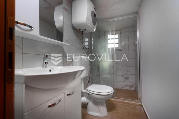 Krk, Milohnići, dvojna kamena kuća sa dvoetažnim trosobnim stanom 80 m²