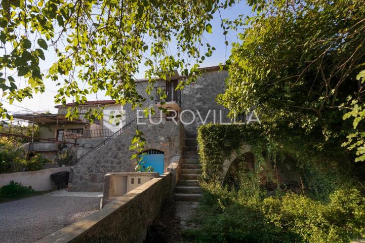 Krk, Milohnići, dvojna kamena kuća sa dvoetažnim trosobnim stanom 80 m²